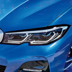 BMW Serie 3 Berlina, BMW Laserlight G20. Primo piano laterale del gruppo ottico anteriore destro con BMW Laserlight G20.