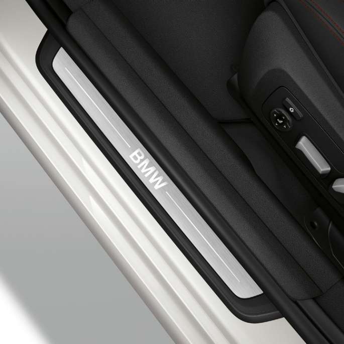 BMW Serie 3 Berlina, versione Sport, listello battitacco G20. Vista dall’alto del listello battitacco della BMW Serie 3 Berlina con gli allestimenti della versione Sport G20.