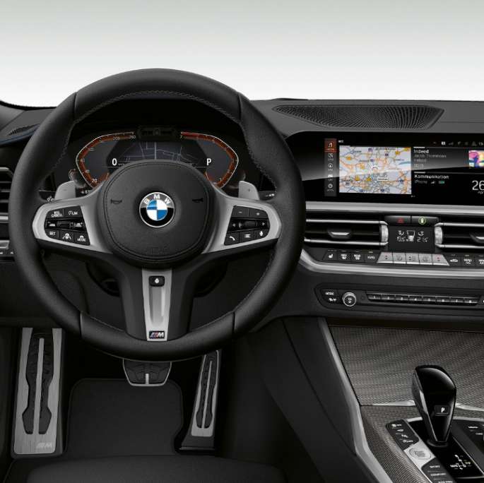 BMW Serie 3 Berlina, versione M Sport, cockpit. Primo piano frontale del cockpit lato guida della BMW Serie 3 Berlina con gli allestimenti del pacchetto sportivo M.