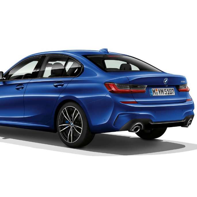 BMW Serie 3 Berlina, versione M Sport, posteriore. Vista posteriore a tre quarti della BMW Serie 3 Berlina con gli allestimenti del pacchetto sportivo M.