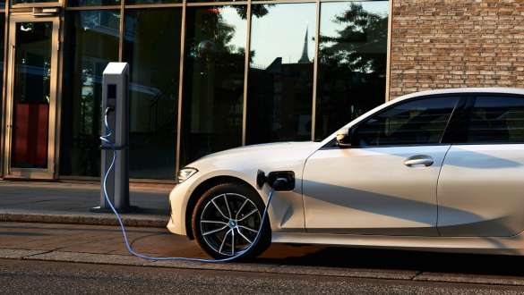 Plug-in-Hybrid BMW 3er Limousine 2021 G20 Seitenansicht Plug-in-Hybrid BMW 3er Limousine 2021 G20 Seitenansicht alla stazione di ricarica