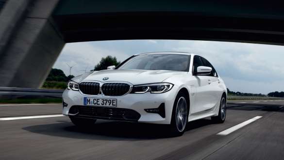 BMW Serie 3 Berlina ibrida Plug-in 2021 G20 Vista anteriore a tre quarti in movimento BMW Serie 3 Berlina ibrida Plug-in 2021 G20 Vista anteriore a tre quarti in movimento su strada