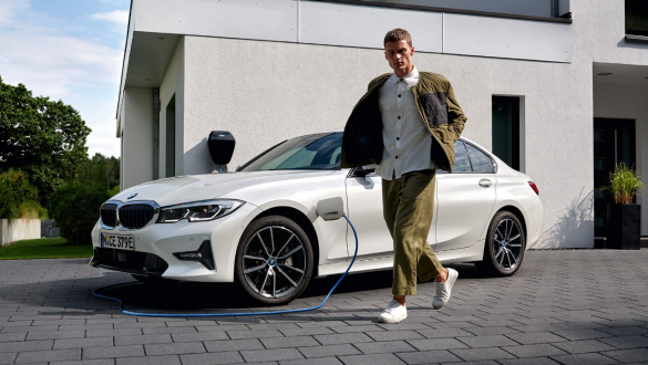 BMW Serie 3 Berlina, BMW Intelligent Personal Assistant Primo piano del display strumenti della BMW Serie 3 Berlina con BMW Intelligent Personal Assistant.