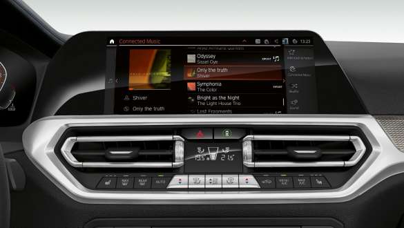 BMW Serie 3 Berlina, Connected Music Primo piano frontale del cockpit della BMW Serie 3 Berlina con Connected Music.