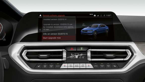 BMW Serie 3 Berlina, Remote Software Upgrade Primo piano frontale del cockpit display della BMW Serie 3 Berlina con Remote Software Upgrade.