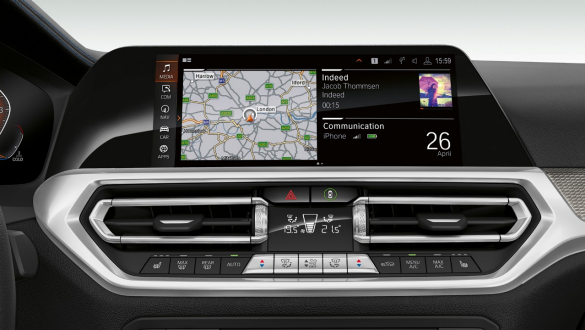 BMW Serie 3 Berlina, BMW Operating System 7.0. Primo piano frontale del display strumenti della BMW Serie 3 Berlina con BMW Operating System 7.0.
