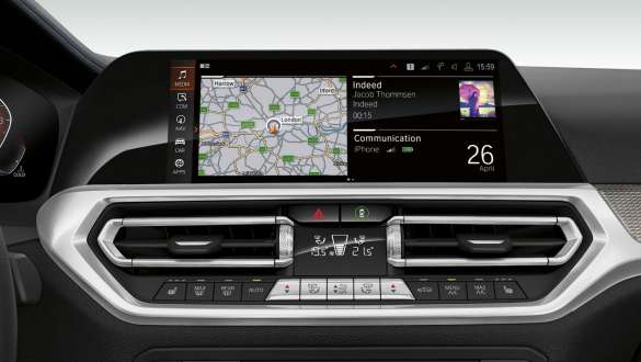 BMW Serie 3 Berlina, BMW Operating System 7 G20. Primo piano frontale del display strumenti della BMW Serie 3 Berlina con BMW Operating System 7 G20.