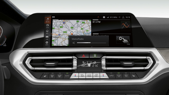BMW Serie 3 Berlina, BMW Gesture Control. Primo piano frontale del display strumenti della BMW Serie 3 Berlina con BMW Gesture Control.