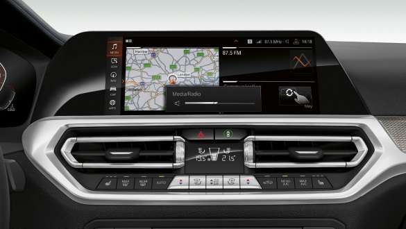 BMW Serie 3 Berlina, BMW Gesture Control G20. Primo piano frontale del display strumenti della BMW Serie 3 Berlina con BMW Gesture Control G20.