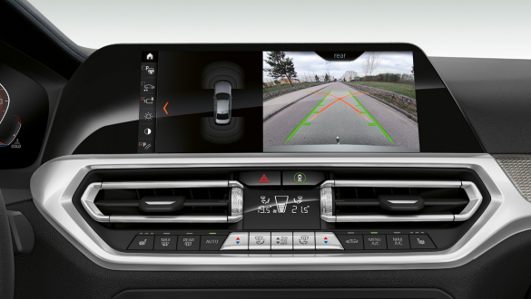 BMW Serie 3 Berlina, Parking Assistant Plus. Primo piano frontale del display strumenti della BMW Serie 3 Berlina con Parking Assistant Plus.