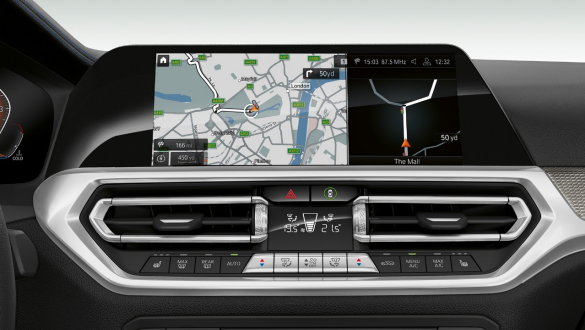 BMW Serie 3 Berlina, BMW Live Cockpit Professional. Primo piano frontale del display strumenti della BMW Serie 3 Berlina con BMW Live Cockpit Professional.