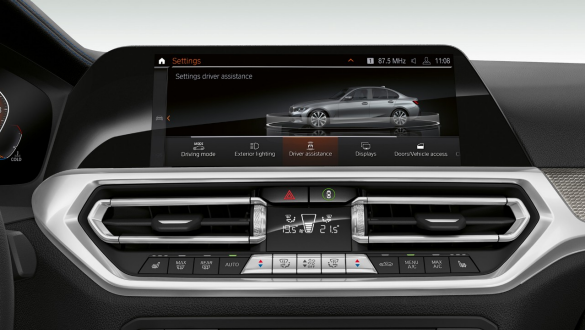 BMW Serie 3 Berlina, Driving Assistant Professional. Primo piano frontale del display strumenti della BMW Serie 3 Berlina con Driving Assistant Professional.