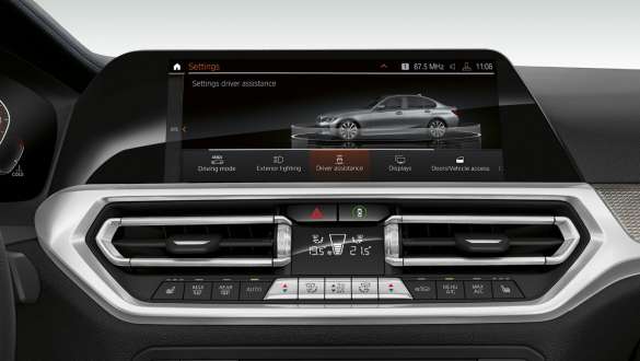 BMW Serie 3 Berlina, Driving Assistant Professional G20. Primo piano frontale del display strumenti della BMW Serie 3 Berlina con Driving Assistant Professional G20.