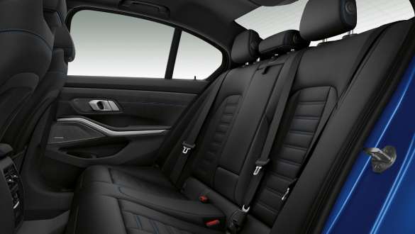BMW Serie 3 Berlina, riscaldamento sedili Primo piano laterale della fila di sedili posteriori con riscaldamento sedili anteriori e posteriori.