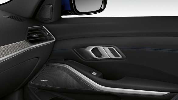 BMW Serie 3 Berlina, Harman Kardon Surround Sound System Primo piano della portiera passeggero vista dall’interno con altoparlante integrato dell’Harman Kardon surround sound system.