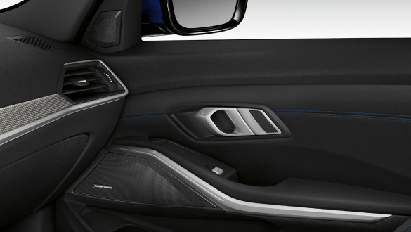 BMW Serie 3 Berlina, Harman Kardon Surround Sound System Primo piano della portiera passeggero vista dall’interno con altoparlante integrato dell’Harman Kardon surround sound system.