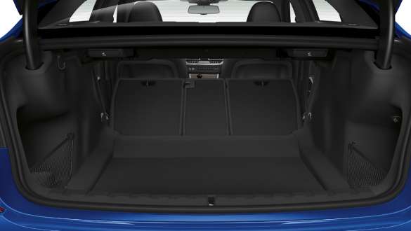 BMW Serie 3 Berlina, sistema di carico passante Primo piano del vano bagagli aperto con sedili posteriori piegati a metà.