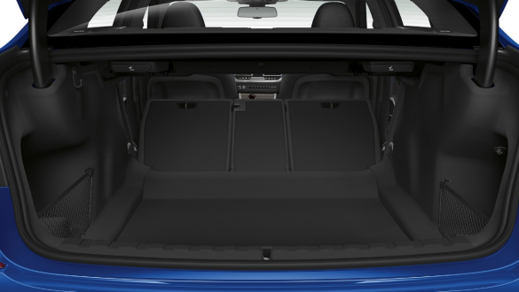 BMW Serie 3 Berlina, sistema di carico passante Primo piano del vano bagagli aperto con sedili posteriori piegati a metà.