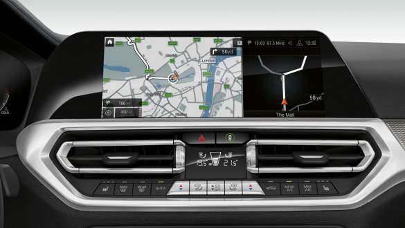 BMW Serie 3 Berlina (G20), BMW Live Cockpit Professional. Primo piano frontale del cockpit display della BMW Serie 3 Berlina (G20) con BMW Live Cockpit Professional.