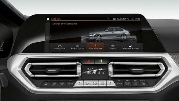 BMW Serie 3 Berlina (G20), Driving Assistant Professional. Primo piano frontale del cockpit display della BMW Serie 3 Berlina (G20) con Driving Assistant Professional.