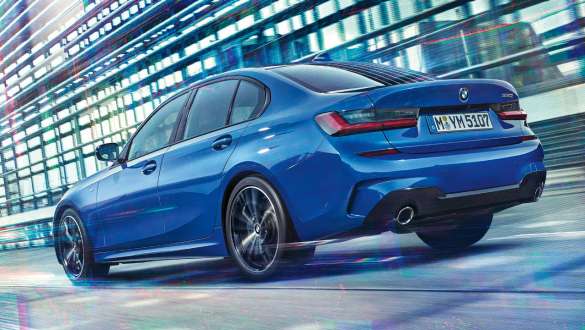 BMW Serie 3 Berlina (G20), assetto adattivo M. Vista posteriore a tre quarti della BMW Serie 3 Berlina (G20) con assetto adattivo M.