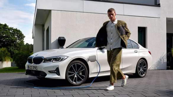 BMW Serie 3 Berlina ibrida Plug-in 2021 G20 Vista anteriore a tre quarti in ricarica BMW Serie 3 Berlina ibrida Plug-in 2021 G20 Vista anteriore a tre quarti in ricarica con modella