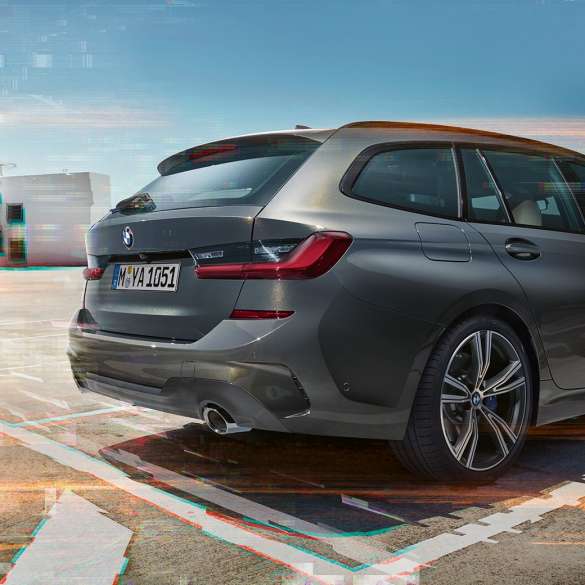BMW Serie 3 Touring, vista posteriore a tre quarti in un parcheggio G21 BMW Serie 3 Touring, vista posteriore a tre quarti in un parcheggio in città G21