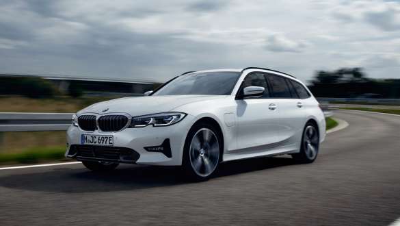BMW Serie 3 Touring ibrida Plug-in 2021 G21 Vista anteriore a tre quarti in movimento BMW Serie 3 Touring ibrida Plug-in 2021 G21 Vista anteriore a tre quarti in movimento su strada