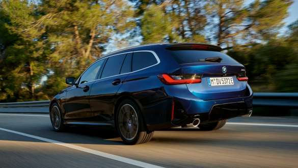 Vista posteriore a tre quarti della BMW Serie 3 Touring ibrida Plug-in G21 Vista posteriore a tre quarti in movimento della BMW Serie 3 Touring ibrida Plug-in G21