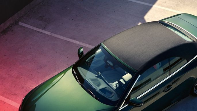 Prospettiva a volo di uccello della capote in stoffa della BMW Serie 4 Cabrio G23 2020 BMW Serie 4 Cabrio G23 2020 Sanremo Green metallizzato con prospettiva a volo di uccello Capote in stoffa