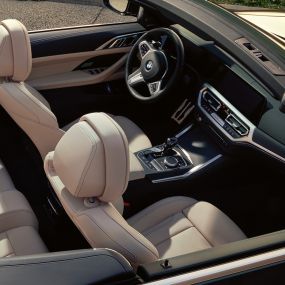 Interni della BMW Serie 4 Cabrio G23 BMW Serie 4 Cabrio G23 2020 Sanremo Green metallizzato Interni con capote aperta