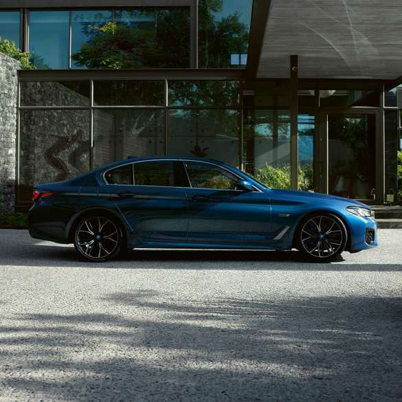 Esterni della BMW Serie 5 Berlina G30 BMW Serie 5 Berlina G30 Facelift 2020 Phytonic Blue vista laterale, parcheggiata