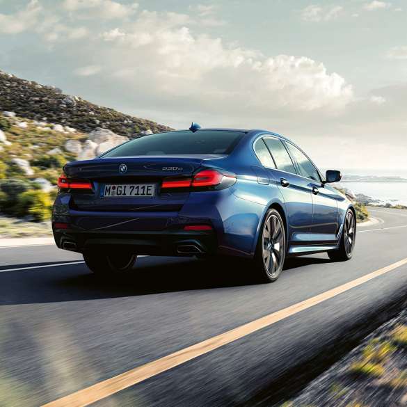 Dinamica di guida della BMW Serie 5 Berlina G30 Dinamica di guida della BMW Serie 5 Berlina G30 Phytonic Blue, vista posteriore a tre quarti, in movimento