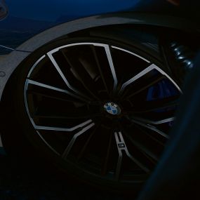 Cerchio in lega leggera M styling a Y nº 846 M della BMW Serie 5 Berlina G30 Cerchi in lega leggera M, styling a Y 846 M BMW Serie 5 Berlina G30 Facelift 2020 Phytonic Blue, primo piano
