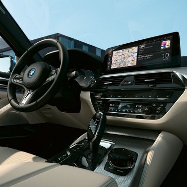 Interni della BMW Serie 5 Berlina G30 Display informativi & volante sportivo in pelle della BMW Serie 5 Berlina G30 Facelift 2020 interni