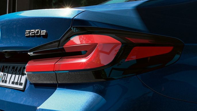Gruppi ottici posteriori in 3D della BMW Serie 5 Berlina G30 Gruppi ottici posteriore in 3D della BMW Serie 5 Berlina G30 Facelift 2020 Phytonic Blue, primo piano posteriore