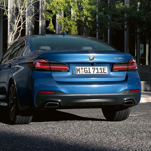 Fascione posteriore della BMW Serie 5 Berlina G30 Terminali di scarico a forma rettangolare/trapezoidale della BMW Serie 5 Berlina G30 Facelift 2020 Phytonic Blue, ripresa da vicino, posteriore