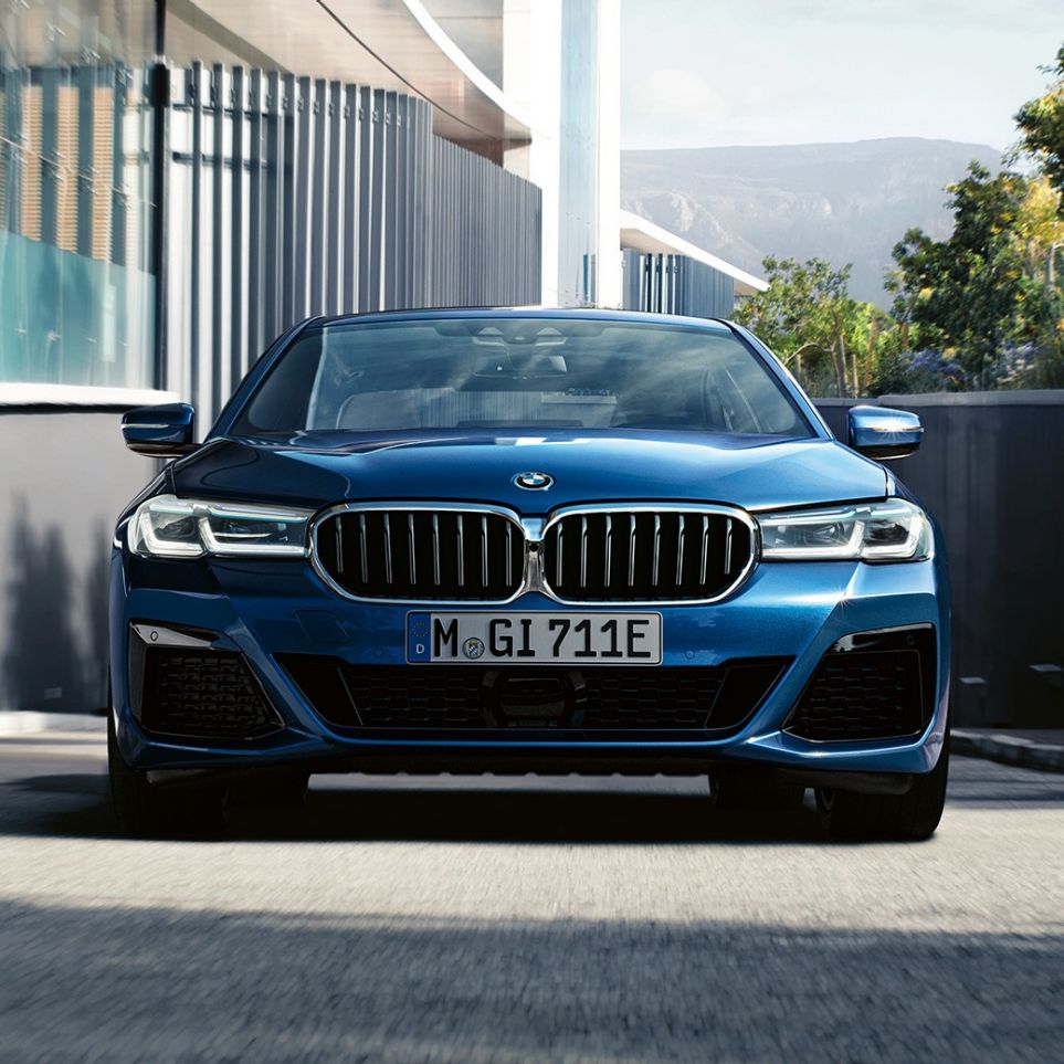 Calandra a doppio rene e grembialatura anteriore BMW Serie 5 Berlina G30 Calandra a doppio rene e grembialatura anteriore della BMW Serie 5 Berlina G30 Facelift 2020 Phytonic Blue, primo piano, frontale
