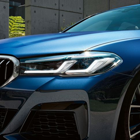 BMW Laser Light della BMW Serie 5 Berlina G30 BMW Laser Light della BMW Serie 5 Berlina G30 Facelift 2020 Phytonic Blue, ripresa da vicino, frontale