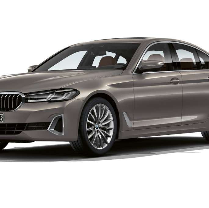 BMW Serie 5 Berlina G30 versione Luxury, frontale BMW Serie 5 Berlina 520d xDrive G30 2020 versione Luxury in Bernina Grey, vista anteriore a tre quarti