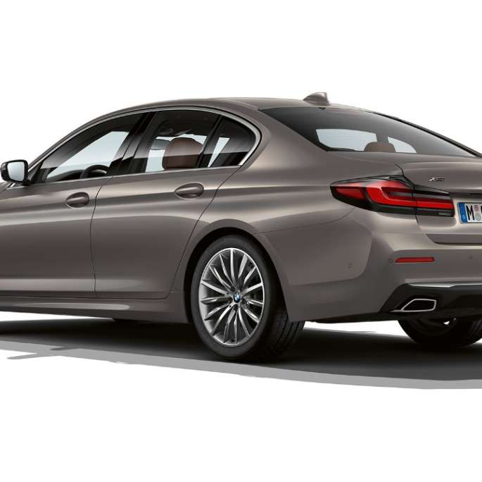 BMW Serie 5 Berlina G30 versione Luxury, posteriore BMW Serie 5 Berlina 520d xDrive G30 2020 versione Luxury in Bernina Grey, vista posteriore a tre quarti