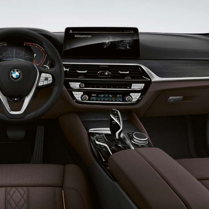 Cockpit della BMW Serie 5 Berlina G30 versione Luxury Cockpit BMW Serie 5 Berlina 520d xDrive G30 2020 versione Luxury in pelle Exclusive Nappa Mocha con cuciture exclusive e cadenino a contrasto, abitacolo