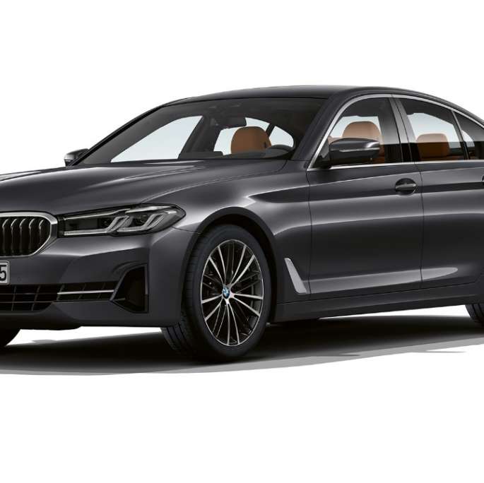 BMW Serie 5 Berlina G30 Berlina, versione base BMW Serie 5 Berlina 540i G30 2020 allestimento base in Sophisto Grey, vista anteriore a tre quarti
