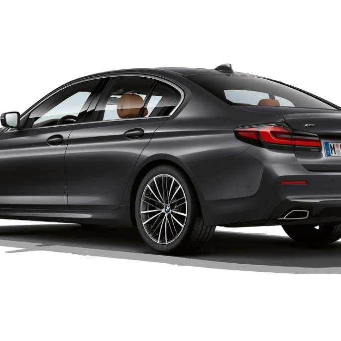 BMW Serie 5 Berlina G30 allestimento base, vista posteriore BMW Serie 5 Berlina 540i G30 2020 allestimento base in Sophisto Grey, vista posteriore a tre quarti