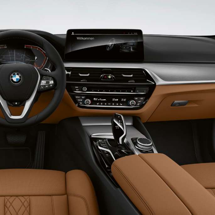 Cockpit della BMW Serie 5 Berlina G30, allestimento base Cockpit della BMW Serie 5 Berlina 540i G30 2020, allestimento base Sensatec Cognac, abitacolo