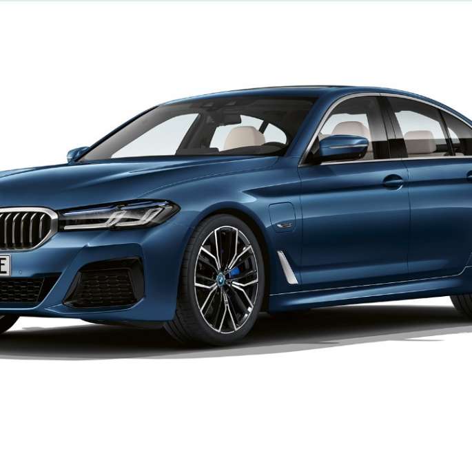 BMW Serie 5 Berlina G30 ibrida Plug-in pacchetto sportivo M, frontale BMW Serie 5 Berlina 520d xDrive G30 2020 M pacchetto sportivo M in Alpine White, vista anteriore a tre quarti