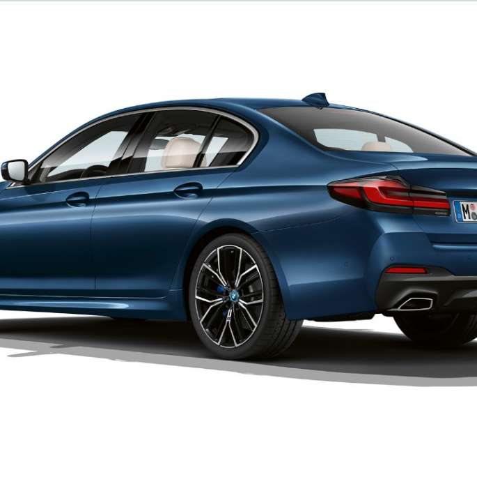 BMW Serie 5 Berlina G30 ibrida Plug-in, pacchetto sportivo M, posteriore BMW Serie 5 Berlina 520d xDrive G30 2020 pacchetto sportivo M in Alpine White, vista posteriore a tre quarti