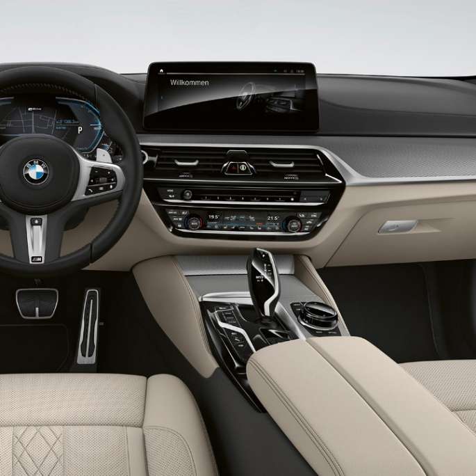 Cockpit della BMW Serie 5 Berlina ibrida Plug-in G30, pacchetto sportivo M Cockpit della BMW Serie 5 Berlina 520d xDrive G30 2020 pacchetto sportivo M, pelle Dakota Black con impunture a contrasto in Blue, abitacolo