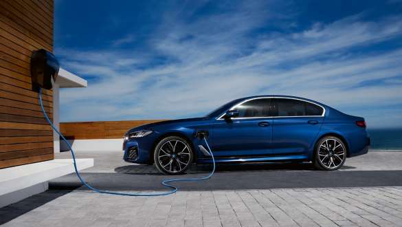 BMW Serie 5 Berlina ibrida Plug-in 2021 G30 Vista laterale BMW Serie 5 Berlina ibrida Plug-in 2021 G30 Vista laterale della BMW Wallbox