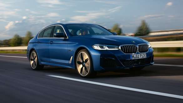 BMW Serie 5 Berlina ibrida Plug-in 2021 G30 Vista anteriore a tre quarti in movimento BMW Serie 5 Berlina ibrida Plug-in 2021 G30 Vista anteriore a tre quarti in movimento su strada